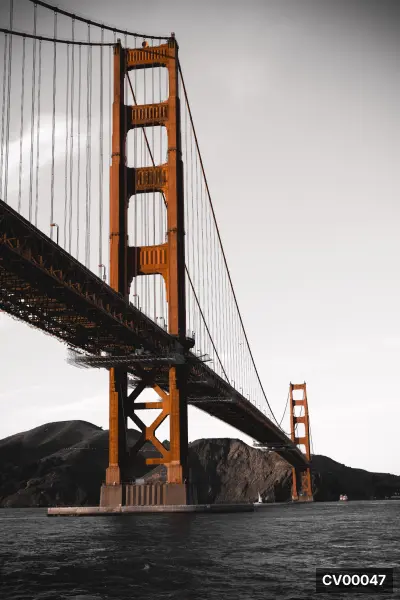 Cầu Cổng Vàng Golden Gate ở San Francisco với tháp cầu cam nổi bật trên nền trời xám