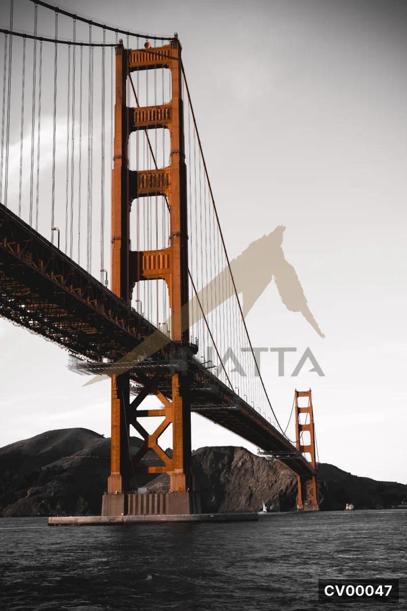 Cầu Cổng Vàng Golden Gate ở San Francisco với tháp cầu cam nổi bật trên nền trời xám