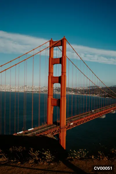 Cầu Cổng Vàng màu cam San Francisco giữa vịnh nước xanh và bầu trời trong.