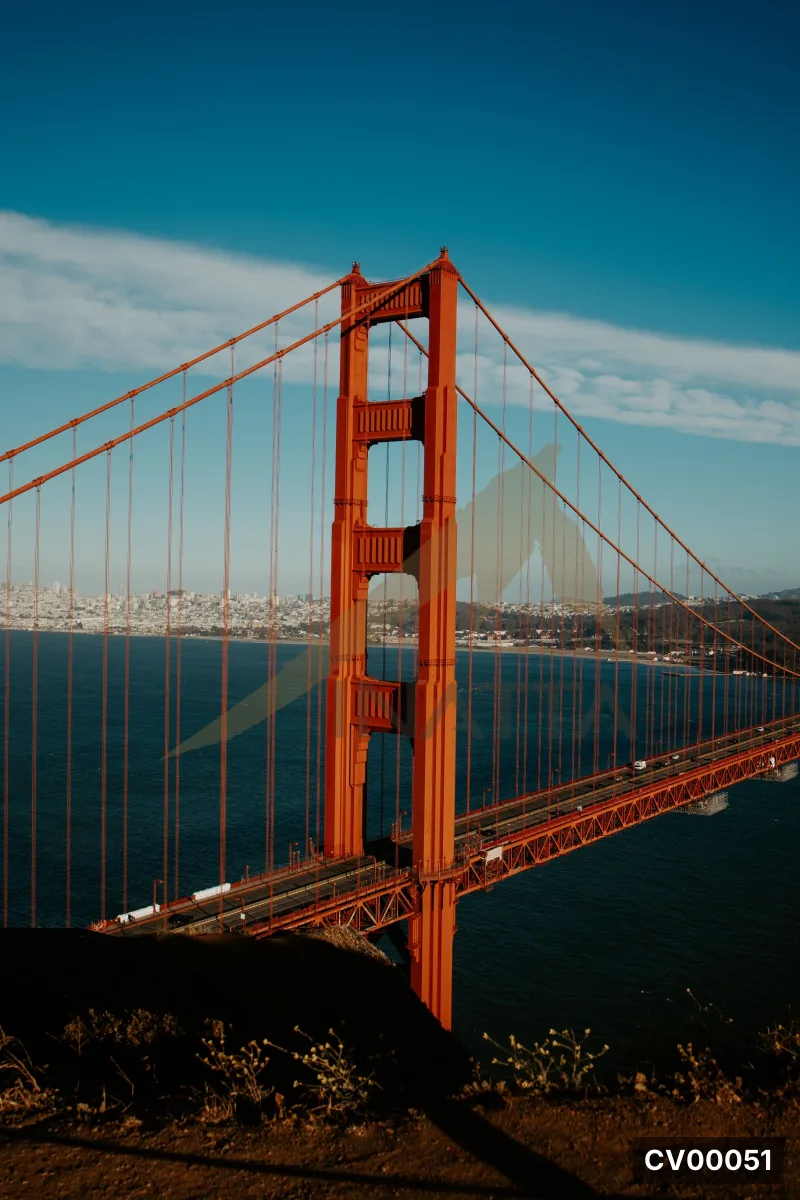 Cầu Cổng Vàng màu cam San Francisco giữa vịnh nước xanh và bầu trời trong.