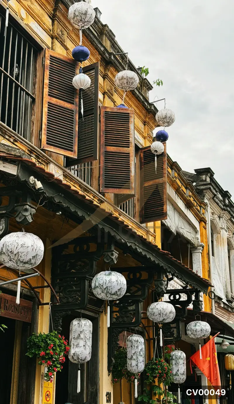 Phố cổ Hội An với dãy lồng đèn giấy vẽ thủy mặc treo trước hiên nhà tường vàng cửa gỗ