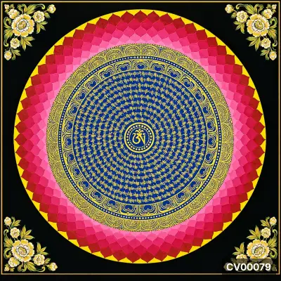 Tranh Mandala tròn hoa sen nhiều lớp màu đỏ hồng vàng trên nền đen, chữ ký tự ở giữa và 4 cụm hoa trắng ở góc.