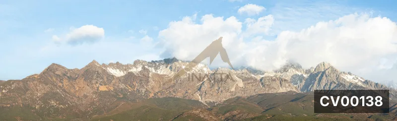 Bức tranh panorama khổ ngang vẽ dãy núi đá nhấp nhô dưới bầu trời xanh và mây trắng.