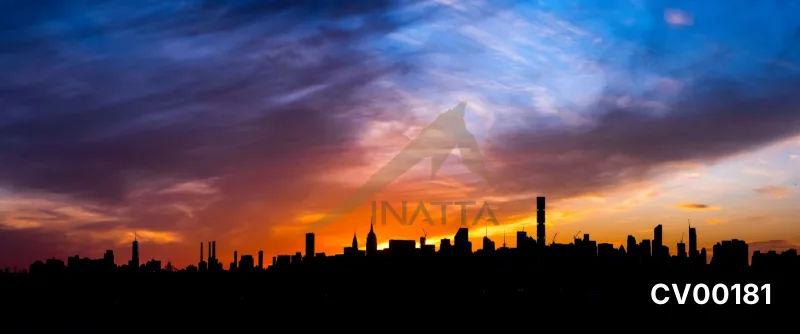 Bóng đen đường ranh giới các tòa nhà cao tầng New York nổi bật trên bầu trời hoàng hôn cam tím