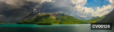 Tranh panorama phong cảnh hồ nước xanh ngọc bích phẳng lặng bên dãy núi xanh lá và bầu trời mây giông tản mạn