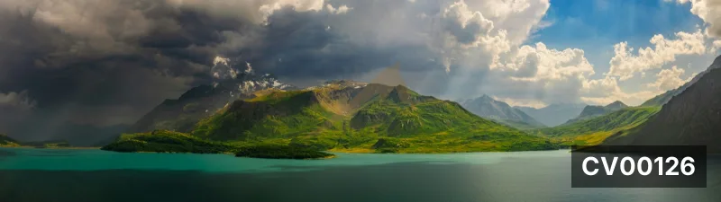 Tranh panorama phong cảnh hồ nước xanh ngọc bích phẳng lặng bên dãy núi xanh lá và bầu trời mây giông tản mạn