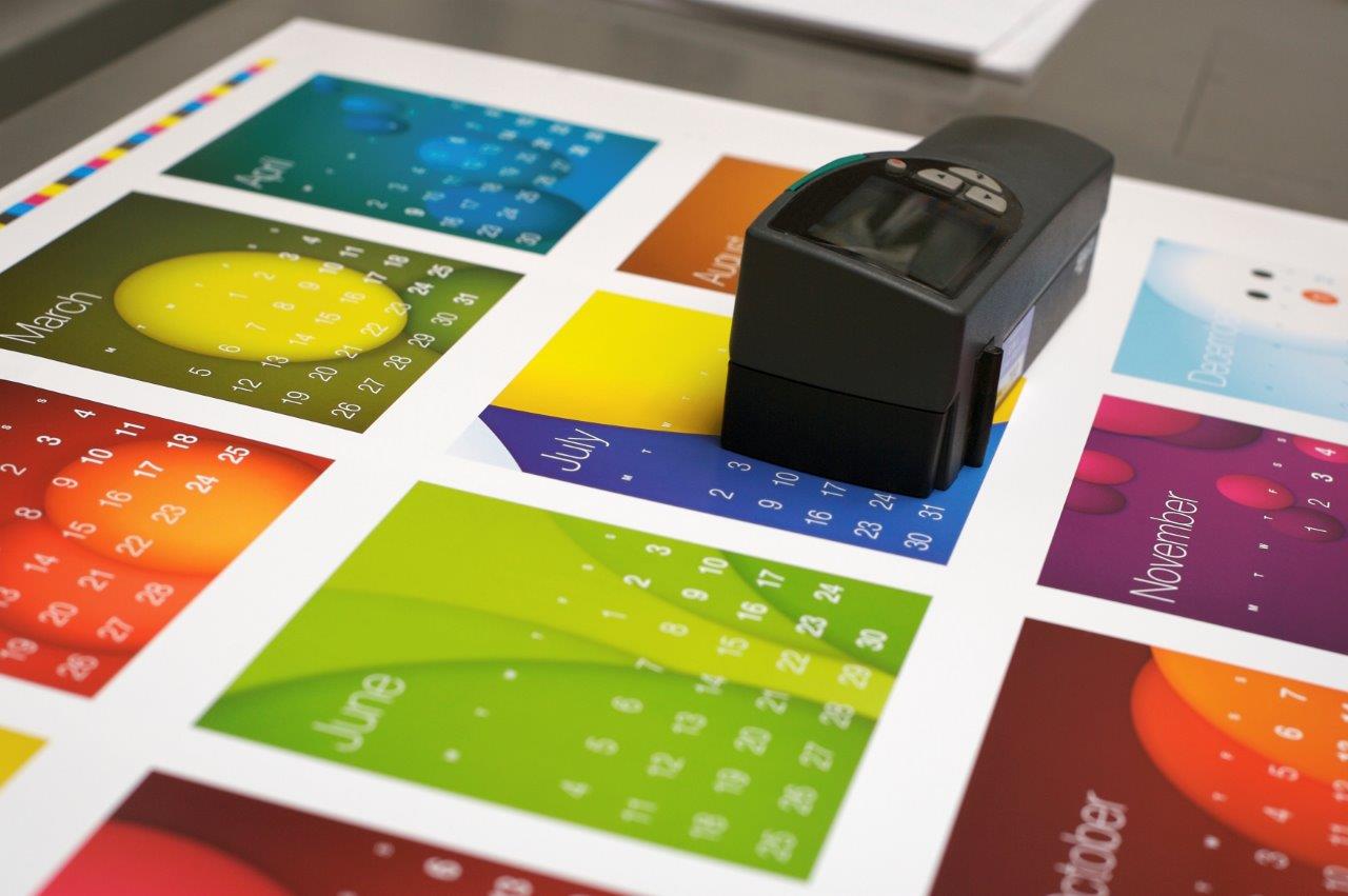 Phân biệt in 4 màu CMYK và màu pha sẵn: khi nào dùng loại nào